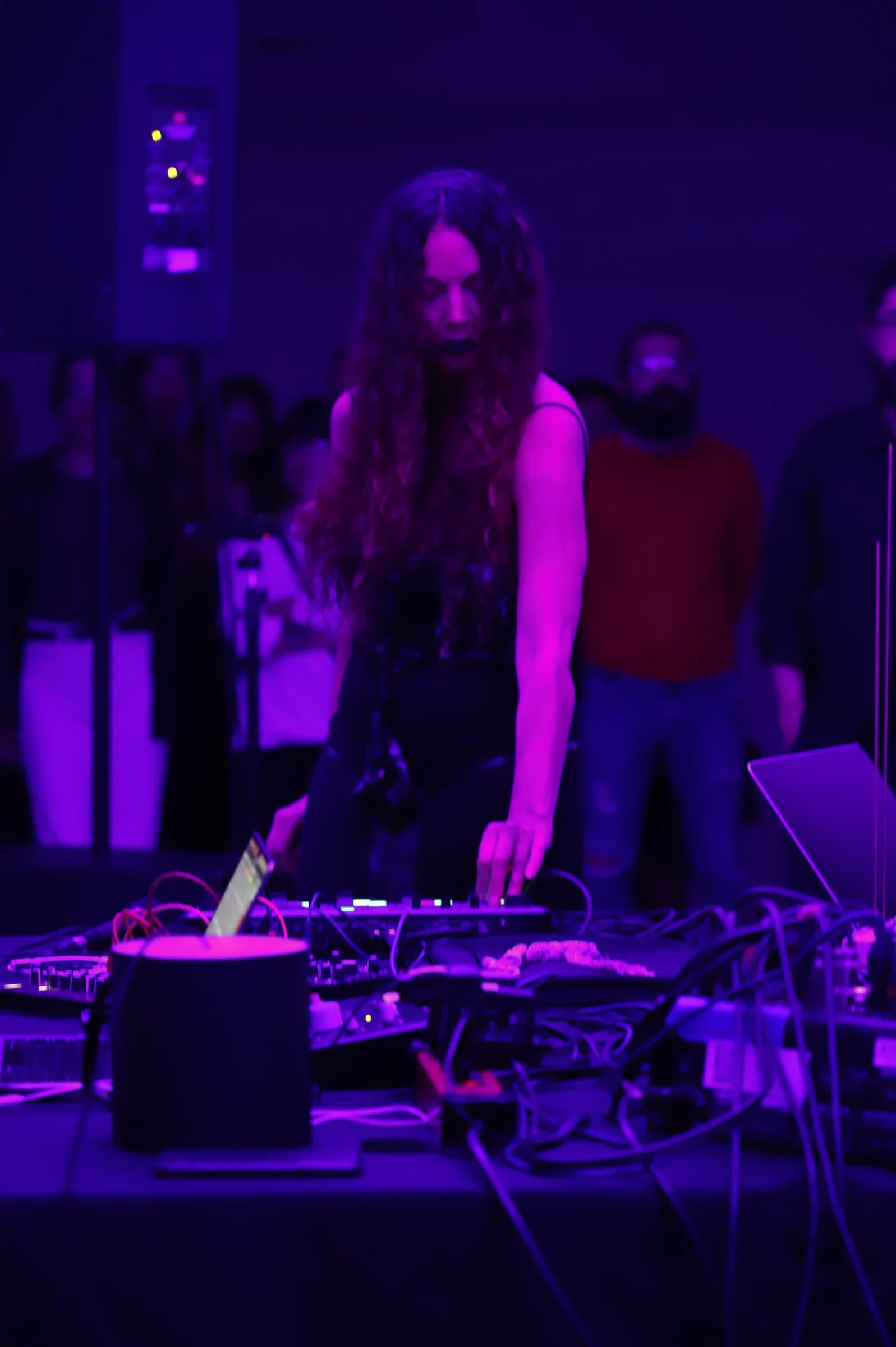 Ilhem performing in Deslenguadas